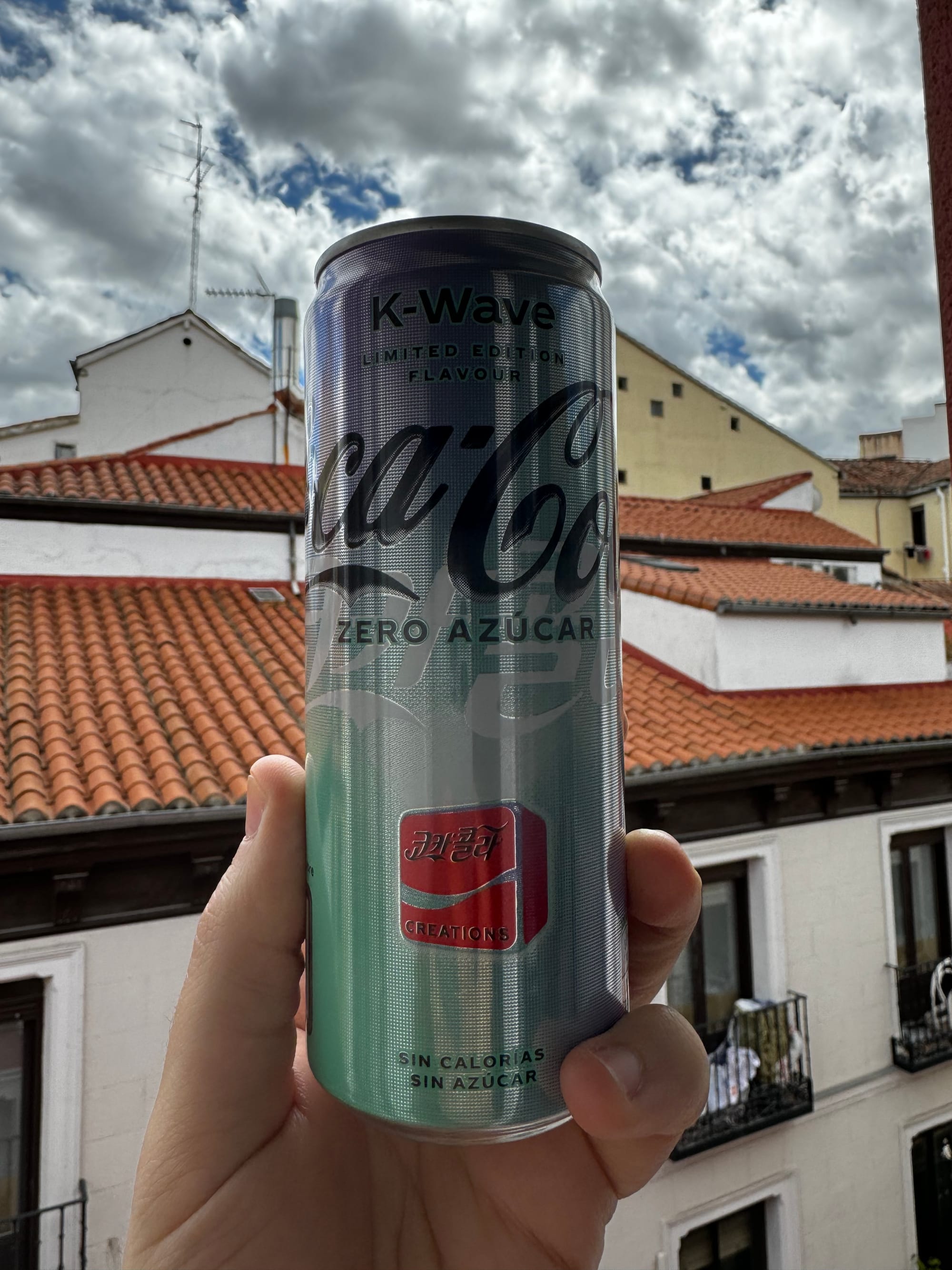 A can of Coca-Cola K-Wave—in Spanish!
