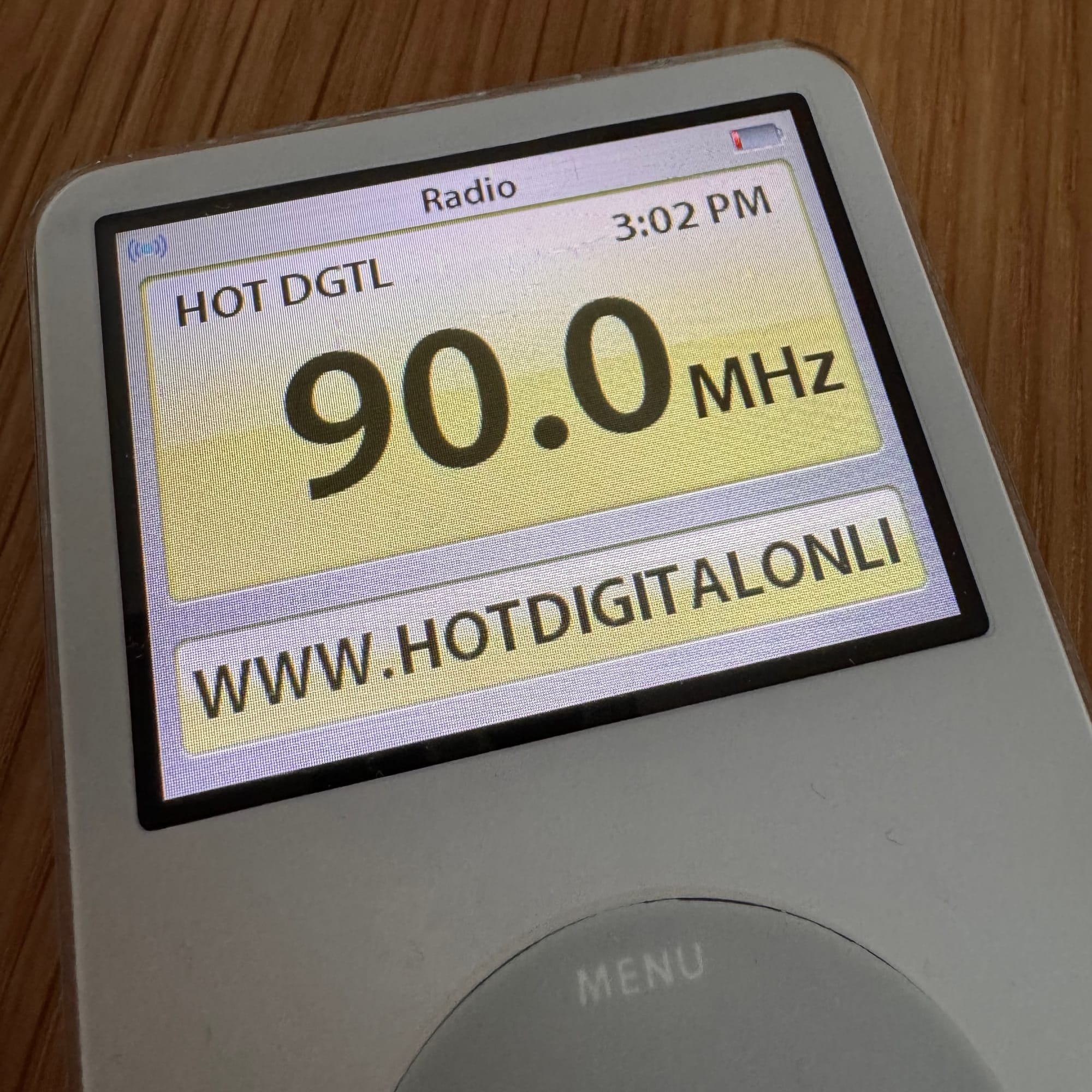 An iPod tuned to 90.0 FM in London and showing RDS text for Hotdigitalonline.